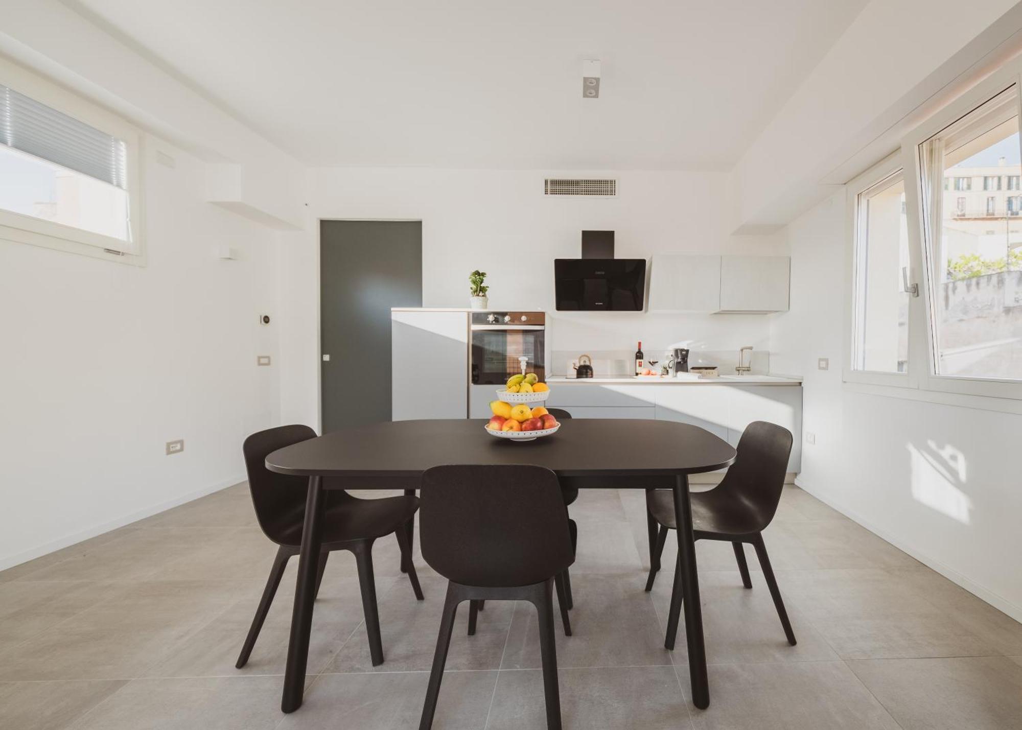 Luxury Suite La Terrazza In Pieno Centro In Каляри Екстериор снимка