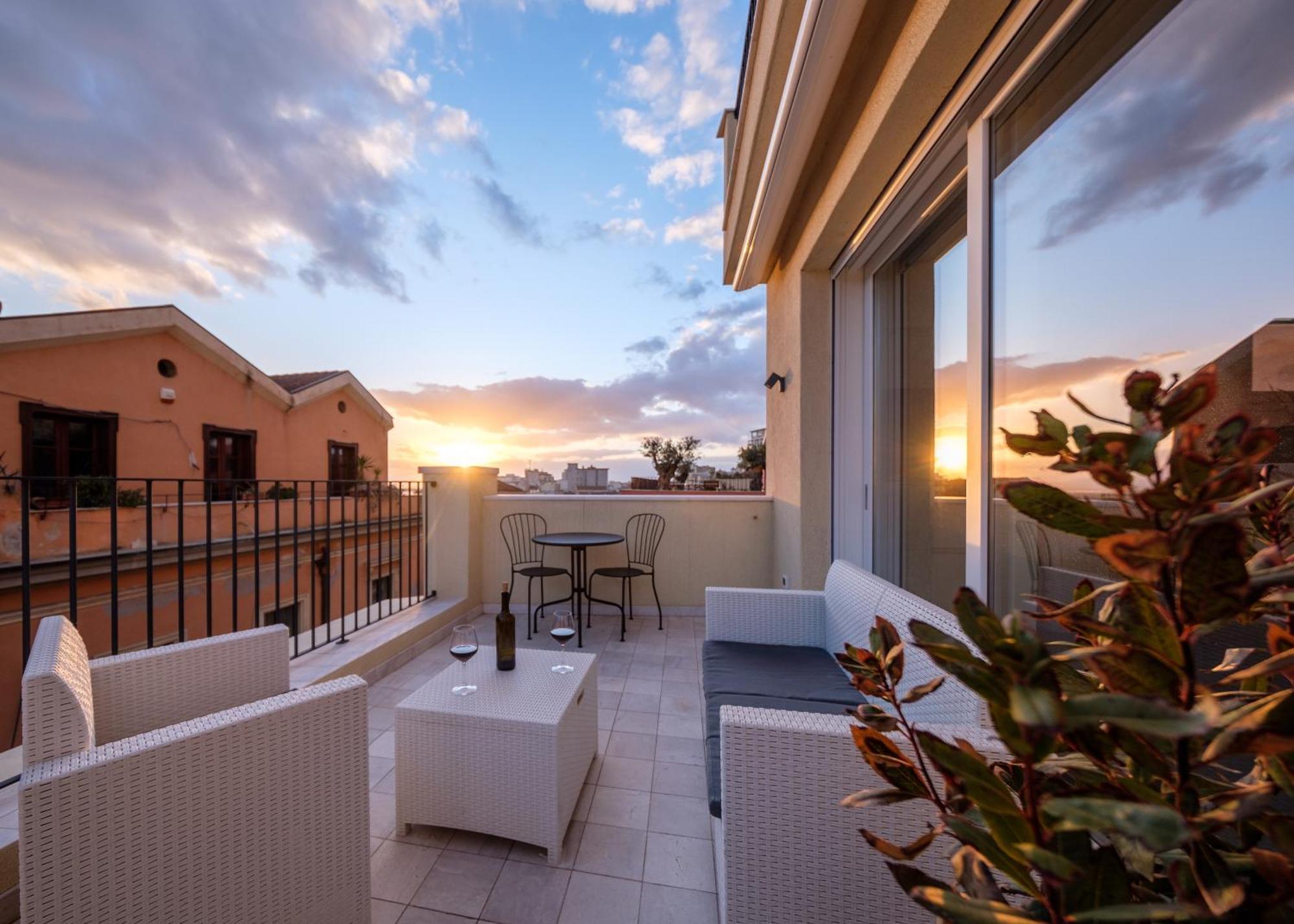 Luxury Suite La Terrazza In Pieno Centro In Каляри Екстериор снимка
